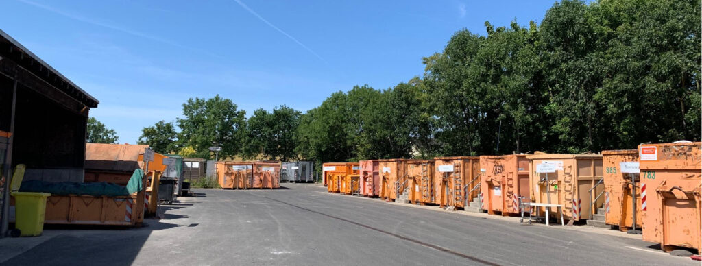 Wertstoffhof Dreieich. Großer Platz mit einigen großen orangen Containern.