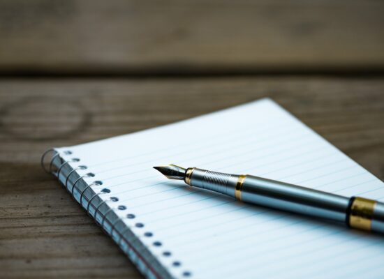 Schreibblock mit Stift