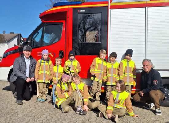 Gruppenbild der Jugendfeuerwehr Offenthal gemeinsam mit Bürgermeister Martin Burlon