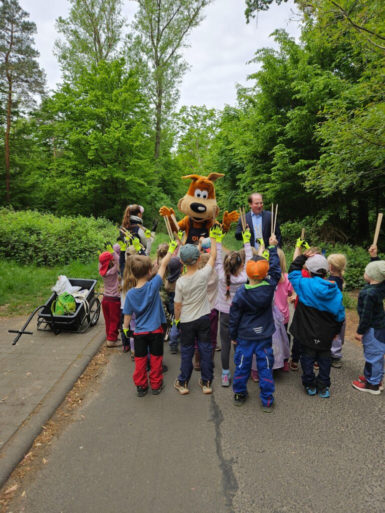 Gruppenbild von den Kita Kindern gemeinsam mit Bürgermeister Martin Burlon und DLB Maskottchen Lutz van Putz