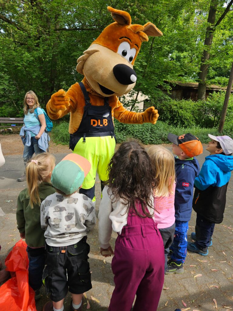Kinder des Walkindergartens Dreieich gemeinsam mit Lutz van Putz