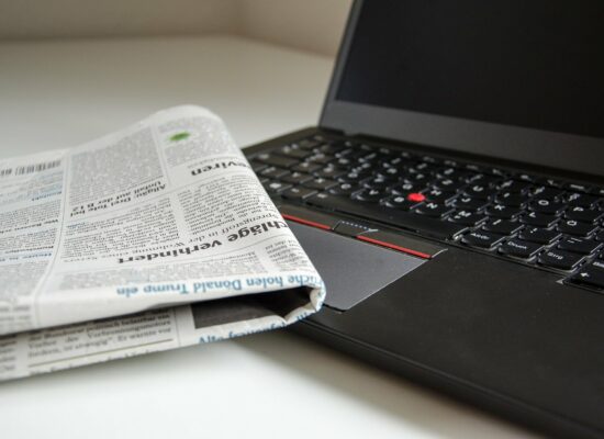 Aktuelles und Presse - Das Bild zeigt einen Laptop und eine Zeitung.